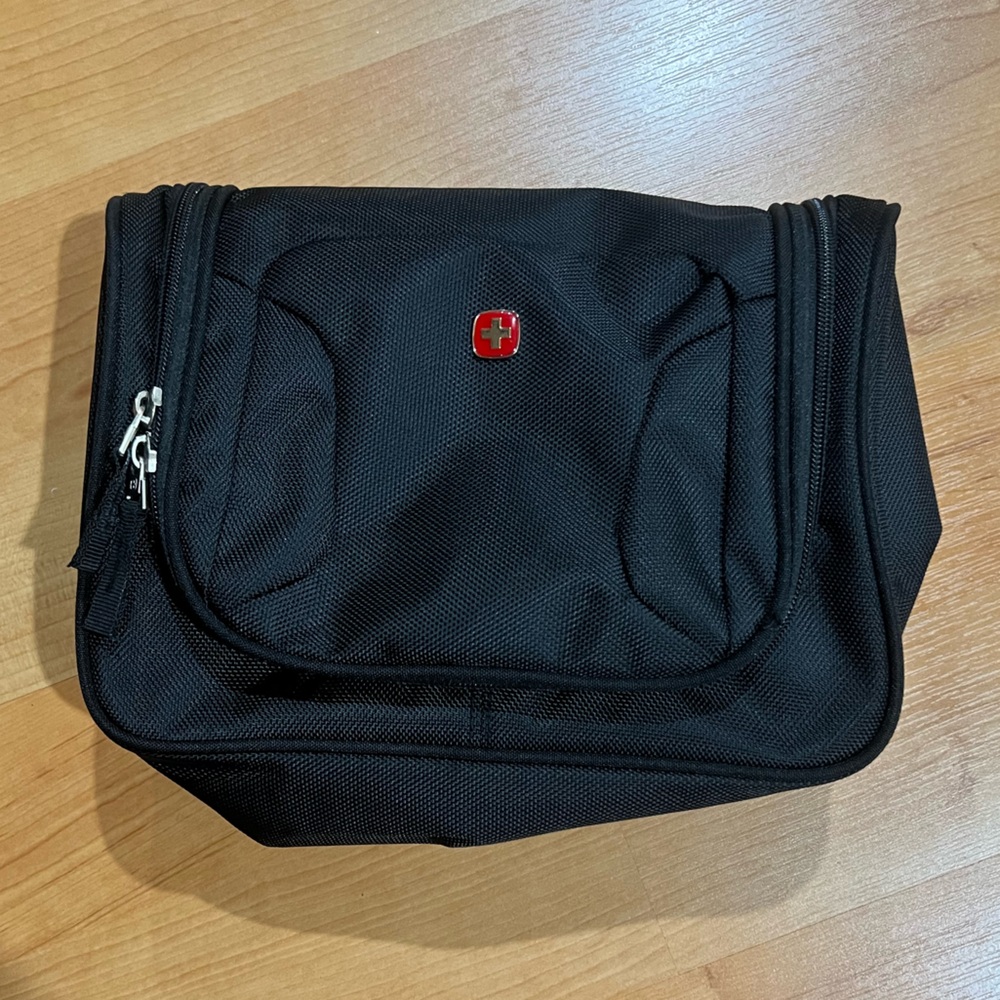 SwissGear Hanging Toiletry Bag. Water resistant. Excellent condition